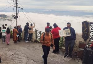 बरसात के मौसम में दून का विहंगम दृश्य देख पर्यटक हुए रोमांचित मसूरी। Devendra Uniyal इन दिनों पर्यटन नगरी में भले ही बारिश का सीजन चल रहा हो लेकिन पर्यटकों की आवाजाही लगातार जारी है, बारिश के कारण पर्यटक होटलों में रहने को मजबूर है, लेकिन जैसे ही मौसम खुल रहा है वैसे ही मालरोड पर पर्यटकों की संख्या में इजाफा देखने को मिल रहा है। इस दौरान मसूरी से दून घाटी का विहंगम दृश्य देखते ही पर्यटक अभीभूत हो रहे है। कभी बादलों से घिरी दून घाटी तो कभी नयनाभिराम दृश्य, देख पर्यटक इस पल को अपने कमरे में कैद कर यहां की यादों को खींच कर अपने साथ ले जाते हैं। कुलडी मालरोड पर कलार्क व्यू प्वांइट पर इन दिनों देहरादन का दृश्य देखने बड़ी संख्या में शाम के समय पर्यटकों का जमवाड़ा लग रहा है। बारिश के दौरान जहां बादलों से घिरी मसूरी का पर्यटक पूरा आनंद ले रहे हैं, वहीं मौसम खुलने पर दून घाटी के विहंगम दृश्य का आनंद ले रहे हैं। बादलों के बीच अपने को पाकर पर्यटक खासे उत्साहित नजर आ रहे है विशेष कर बच्चे तो इसे परी लोक की कल्पना कर रहे हैं। गौरतलब है की बारिश के दिनों मे मालरोड पर व्यू प्वांइट से देहरादून का अदभुद दृश्य नजर आता है तो कभी देहरादून बादलों से ढका हुआ नजर आता है और कभी नयनाभिराम दृश्य दिखाई देता है, शाम के समय देहरादून में लाइटे जलने पर हीरों की खान सा लगता है, जिसे देखकर पर्यटक उत्साहित हो जाते है। दिल्ली से आई पर्यटक शिखा चौधरी ने कहा कि यही मसूरी की खासियत है कि यहां वह बादलों से उपर सैर करते है, ऐसे दृश्य भला किसी को नहीं भाते वहीं शाम को देहरादून की लाइटे देख हीरों की खान की कल्पना करते है। पंजाब से आयी पर्यटक सुखमिंदर कौर ने कहा कि बादलों से घिरी मसूरी देख सपने का अहसास होता है कि वास्तव में हम बादलों के साथ घूम रहे है, व कभी बादल नीचे हो जाते है और हम उपर रहते है, ऐसे नजारे देख मन उल्लास से भर जाता है, ये दृश्य हमेशा उनकी यादों मे बने रहेंगे। मसूर से दून घाटी करने वाला देकर रोमांटिक हुए पर्यटक