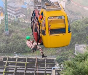 मसूरी भट्टा फॉल में फंसे यात्रियों को सकुशल निकाला